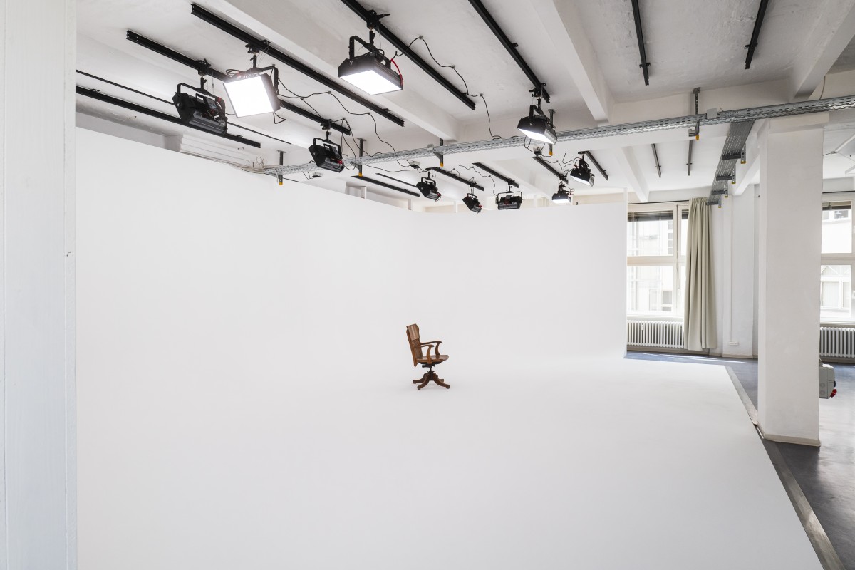 The cyclorama in the Neon Island Studio is 88 square meters and has modern lighting