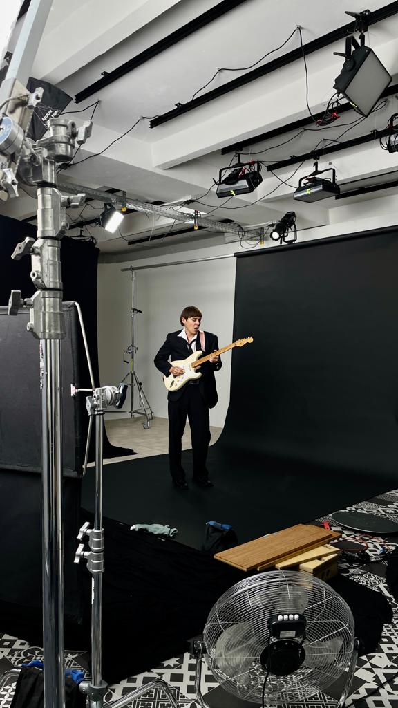 Behind the scene picture of the shooting of AUGEN  on a black background at Neon Island Studio