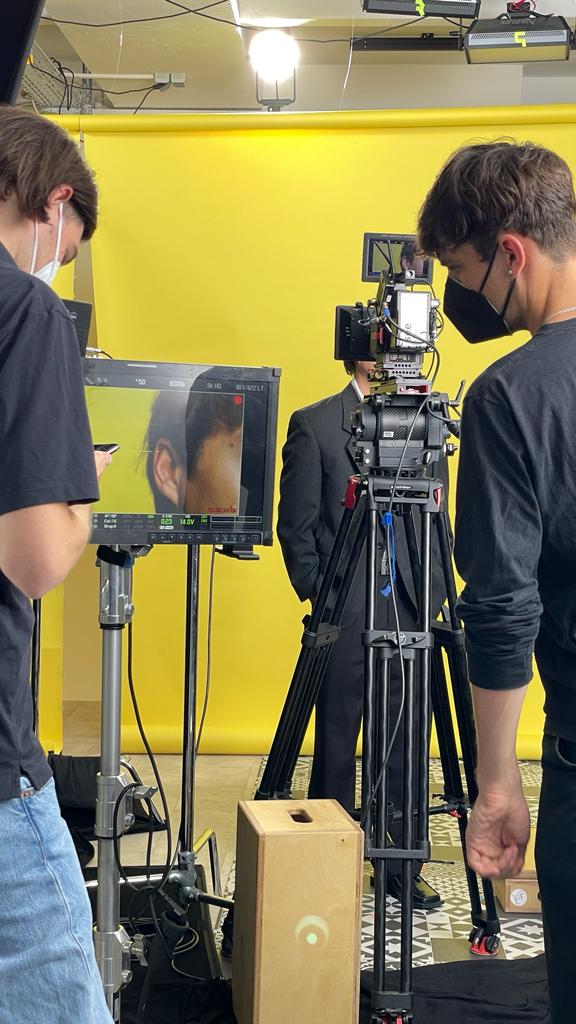 Blick hinter die Kulissen der Dreharbeiten zu AUGEN auf gelbem Hintergrund im Neon Island Studio